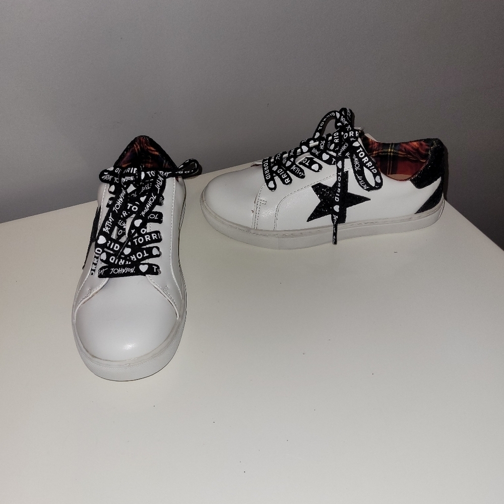 Torrid x Betsey Johnson White Glitter Star Distressed Sneaker, VGUC, Size 6.5